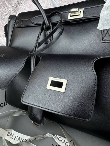 Сумка Balenciaga Bel Air Carry All Bag Medium in Black Smooth Calfskin/Aged-Silver Hardware 18013 фото