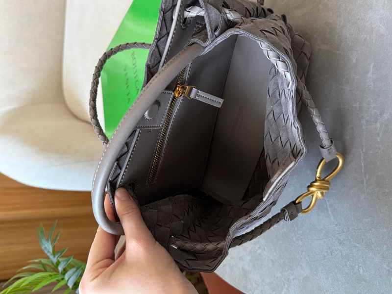 Сумка Bottega Veneta Andiamo Small Bag in Grey Intrecciato Suede 991266 фото