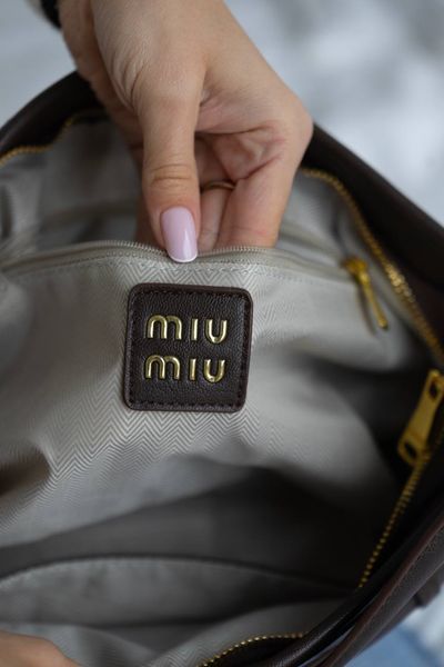 Сумка Miu Miu Aventure Nappa Leather Bag in Briarwood/Antiqued Gold-Tone Hardware 99733 фото