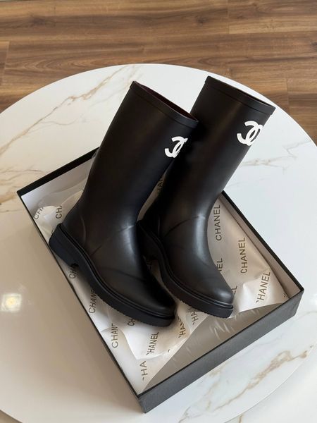 Резиновые сапоги Chanel Rubber Rain Boots in Black with White CC Logo Premium 36 ch020 фото