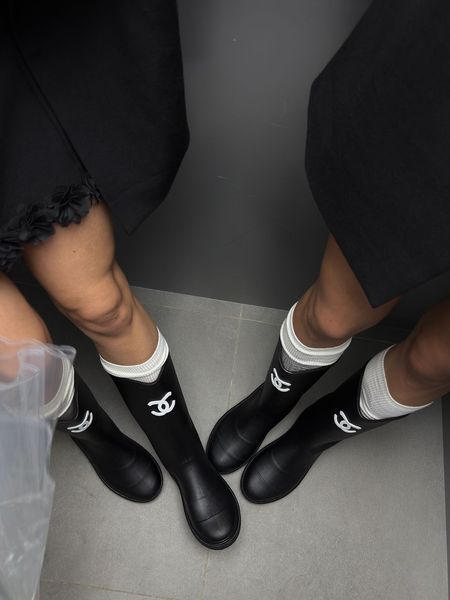 Резиновые сапоги Chanel Rubber Rain Boots in Black with White CC Logo Premium 36 ch020 фото