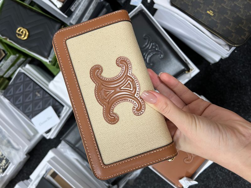 Гаманець Celine Zipped Wallet Cuir Triomphe in Textile and Calfskin Natural/Tan 88156 фото
