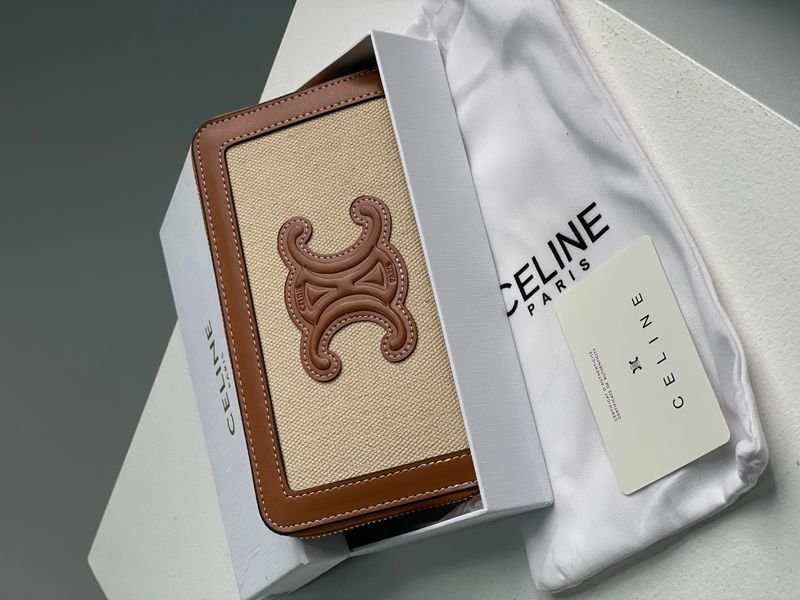 Гаманець Celine Zipped Wallet Cuir Triomphe in Textile and Calfskin Natural/Tan 88156 фото