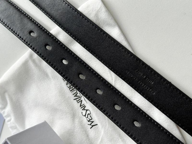 Ремень Saint Laurent Cassandre Belt in Black Leather/Gold Buckle 66119 фото