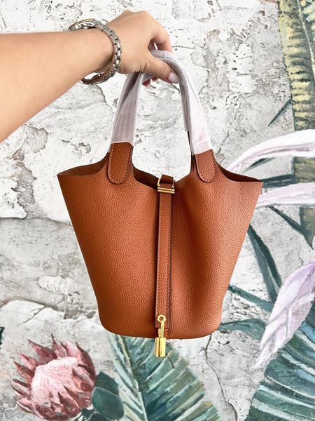 Сумка Hermes Picotin Lock 18 PM Bag in Gold Taurillon Clemence Leather/Gold Hardware 411 фото