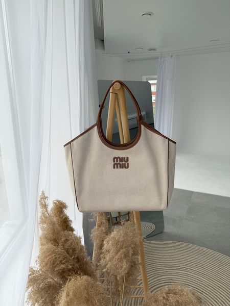 Сумка Miu Miu Ivy Canvas and Leather Large Tote Bag in Beige/Brandy 239 фото