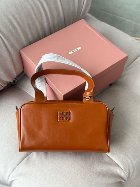 Сумка Miu Miu Leather Zipped Top-Handle Bag in Cognac 599 фото