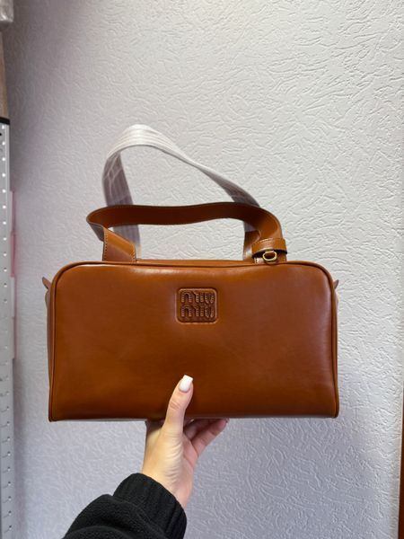 Сумка Miu Miu Leather Zipped Top-Handle Bag in Cognac 599 фото