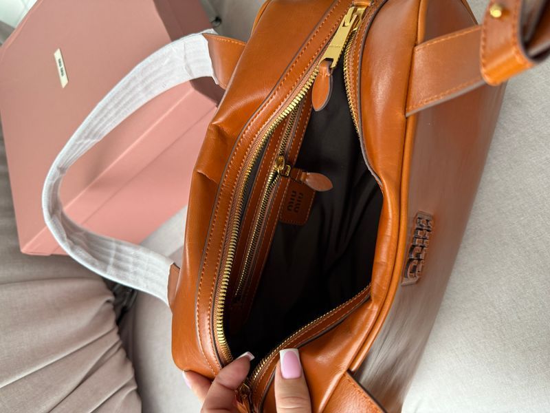 Сумка Miu Miu Leather Zipped Top-Handle Bag in Cognac 599 фото
