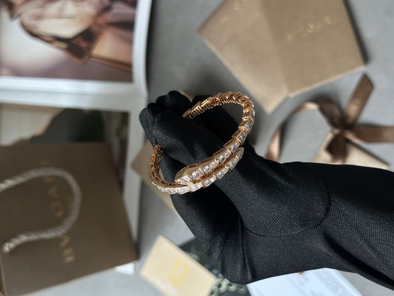 Браслет Bvlgari Serpenti Viper Full Pav&eacute; Diamond Bracelet 18K Yellow Gold JW0309 фото