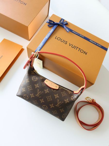 Сумка Louis Vuitton Pochette Hills Handbag in Brown Monogram Coated Canvas with Gold-Toned Hardware Premium 167 фото
